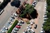 Socavón se traga vehículos en estacionamiento de Jerusalén