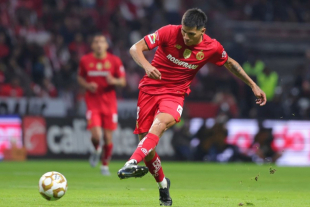 Futbolista de Toluca Impacta el balón durante un partido en el Nemesio Diez, en una jugada ofensiva que levantó a la afición de sus asientos