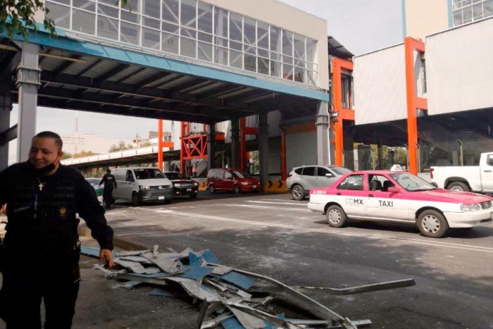 Cae plafón de Metro Villa de Cortés y daña vehículos