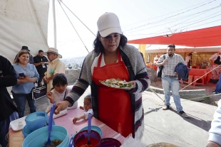 Un promedio de 80 mujeres de la Teresona siguen elaborando los huaraches