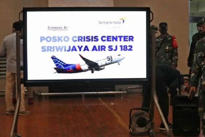 Se estrella avión con 62 personas en Indonesia