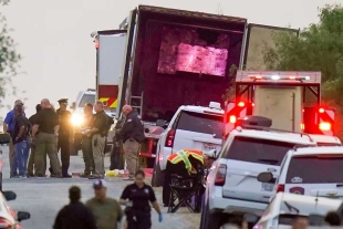 Detenien a 4 mexicanos ligados a muerte de 53 migrantes dentro de tráiler en Texas