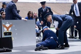 Biden sufre caída durante ceremonia en academia militar