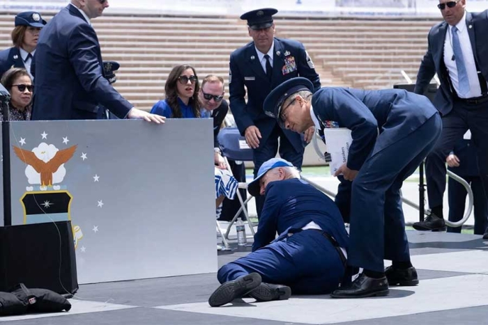 Biden sufre caída durante ceremonia en academia militar