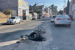 Socavón en la Nueva Oxtotitlán pone en riesgo a automovilistas