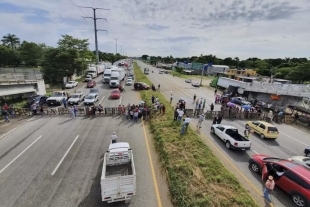 Damnificados bloquean vías en Tabasco por falta de apoyos
