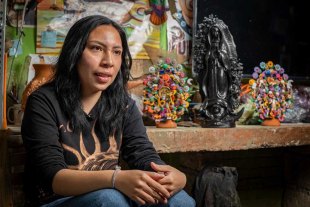 ⁠Michelle Atzin Vázquez Rodríguez, estudiante de tercer semestre de la Licenciatura en Psicología en la UAEMéx, es heredera de una tradición de cinco generaciones dedicadas al trabajo del barro.