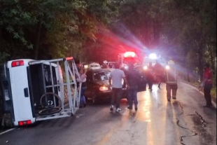 Servicios de emergencia atienden la volcadura de una camioneta en la carretera Tenancingo–Santo Desierto del Carmen, donde tres vehículos resultaron involucrados y varias personas quedaron lesionadas.