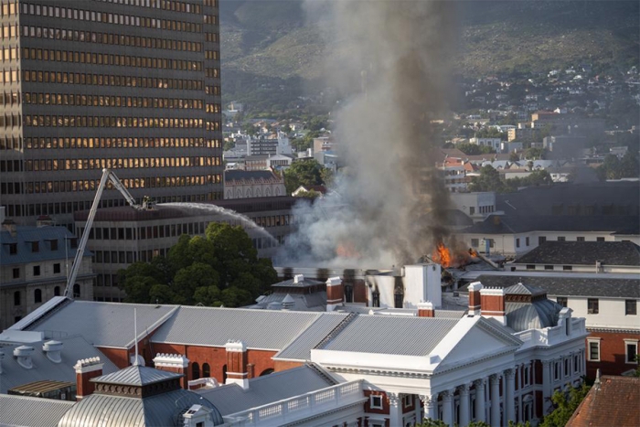 Se registra un incendio en el parlamento de Sudáfrica