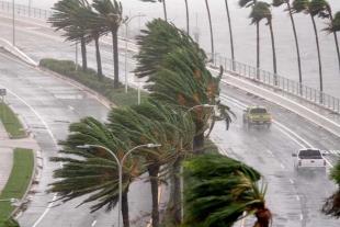 Las autoridades federales y estatales ya preparan protocolos de protección civil ante la posibilidad de lluvias intensas e impactos directos de ciclones en zonas vulnerables.