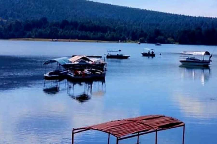 Después de varios minutos, las personas a bordo de la embarcación lograron salir ilesas,