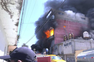 Doce rescatistas intoxicados tras incendio en fábrica clandestina de colchones en Ecatepec