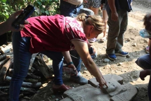 ¡Es igualita! Desentierran en Veracruz una escultura similar a la joven de Amajac