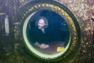 Profesor de Florida rompe récord del mayor tiempo viviendo bajo el agua