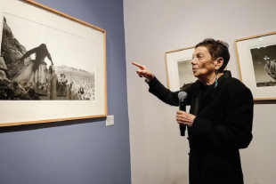Graciela Iturbide presenta su exposición “Fijar en el Tiempo” en el Palacio de Cultura Banamex, donde comparte 69 imágenes que recorren lo más profundo y simbólico de México y del mundo.