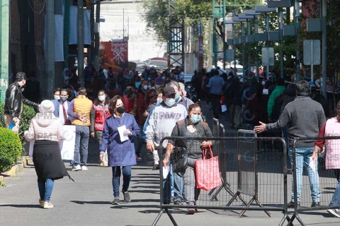 Aplican refuerzo contra Covid en Toluca