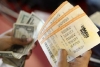 Mujer gana en la lotería 60 mdd con números que soñó su esposo