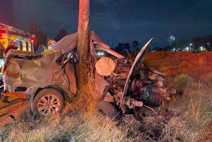 Automovilista se estrella contra un árbol en la Toluca-Ixtlahuaca