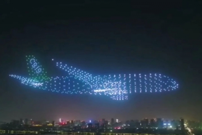 Crean figura de un avión con 800 drones sincronizados