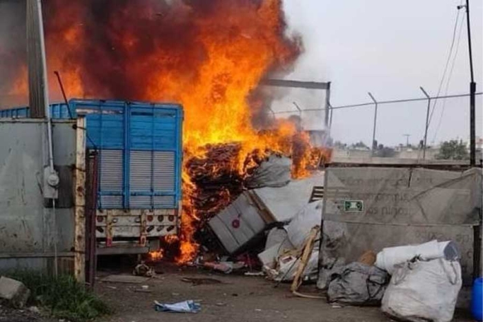 Fuego consume recicladora en Toluca