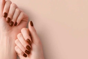 Uñas chocolate, la manicura que triunfa este diciembre