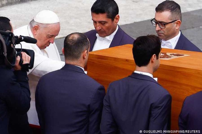 Papa Francisco da último adiós a Benedicto XVI ante miles de fieles