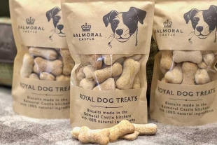 Bajo el nombre de Royal Dog Treats, estos snacks son fabricados directamente desde Balmoral mediante una receta 100% natural,