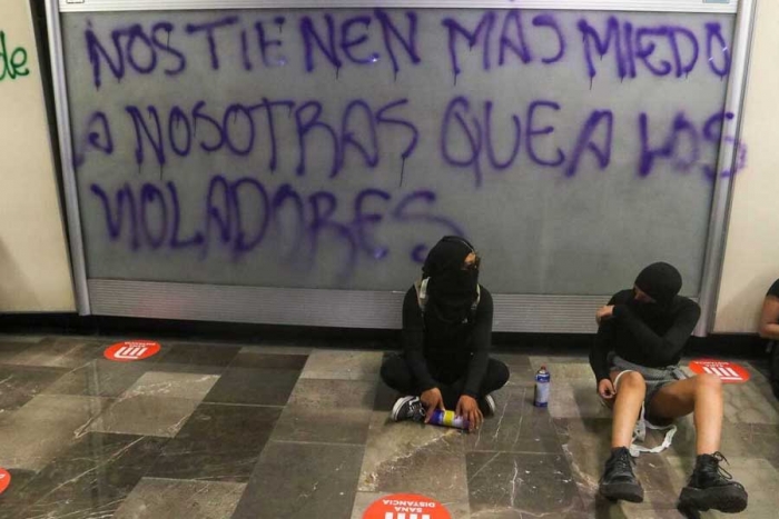 Mujeres causan destrozos en el Metro tras marcha