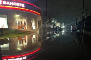 En San Mateo Atenco, la calle Juárez fue cerrada a la circulación en su cruce con Paseo Tollocan y Solidaridad Las Torres