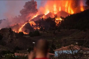 Arrasa lava de volcán casas y cultivos, en España