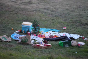 Vecinos y turistas acudieron este lunes a la icónica playa para rendir homenaje tras el tiroteo que dejó 15 muertos.
