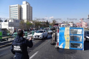 Se voltea camioneta canina en Paseo Tollocan