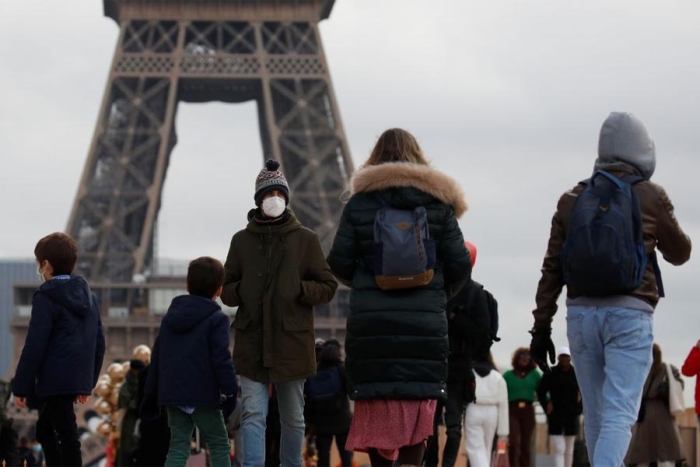 Francia se queda sin festejos de año nuevo por coronavirus