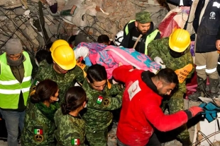 Brigadistas mexicanos han rescatado a 3 personas con vida en Turquía