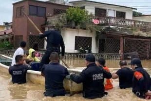 Frente frío 8 causa estragos en Veracruz; se desborda río y carreteras resultan dañadas