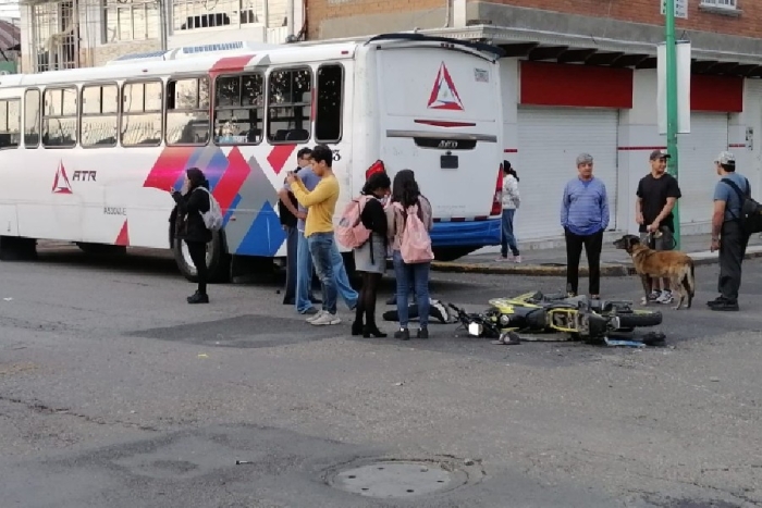 Motociclista herido de gravedad en accidente contra autobús en Toluca