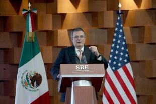 Usaron armas de EUA contra periodistas: Ebrard