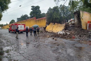 Lluvias provocan caída de la barda de una iglesia en Zinacantepec