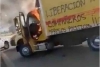 Normalistas cierran vías y queman camiones en Michoacán