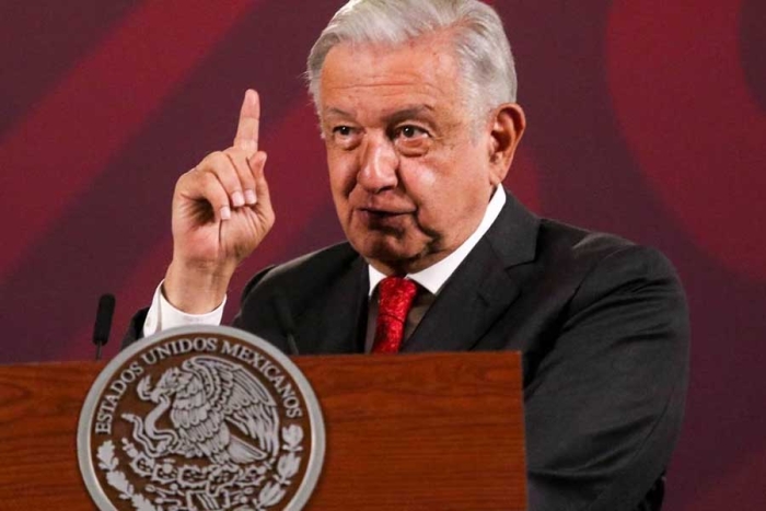 AMLO admite haber encontrado errores en libros de texto