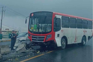 Autobús de pasajeros provoca accidente en Paseo Tollocan
