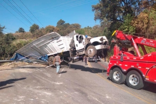 ¡De milagro! Sobrevive chofer a volcadura de tráiler