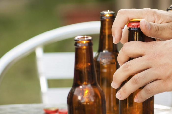 Destapa una botella de vidrio con una hoja de papel