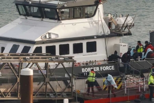 Naufragio de embarcación de migrantes en el Canal de la Mancha deja 4 muertos y 43 desaparecidos