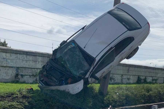 Se registra accidente automovilístico sobre la carretera Toluca-México; dos lesionados