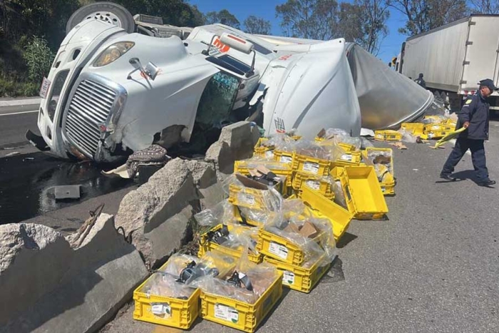 Se voltea tráiler con partes automotrices y hacen rapiña en la Atlacomulco-Acambay