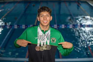 Con solo 17 años, Yael Emiliano Nava Villa brilló en el Nacional ANUIES 2025 al conquistar cuatro medallas, confirmándose como una de las grandes promesas de la natación universitaria.