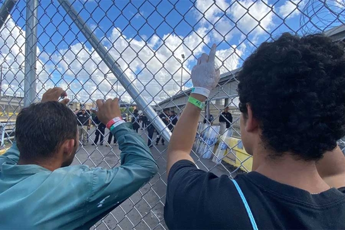 Venezolanos se encadenan a puente en frontera con Texas por deportaciones