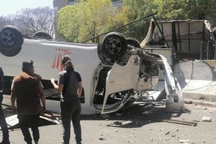 Combi de pasajeros cae desde un puente en Tlalnepantla