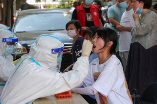 Restringen movilidad en Pekín, China, por repunte de casos de Covid-19